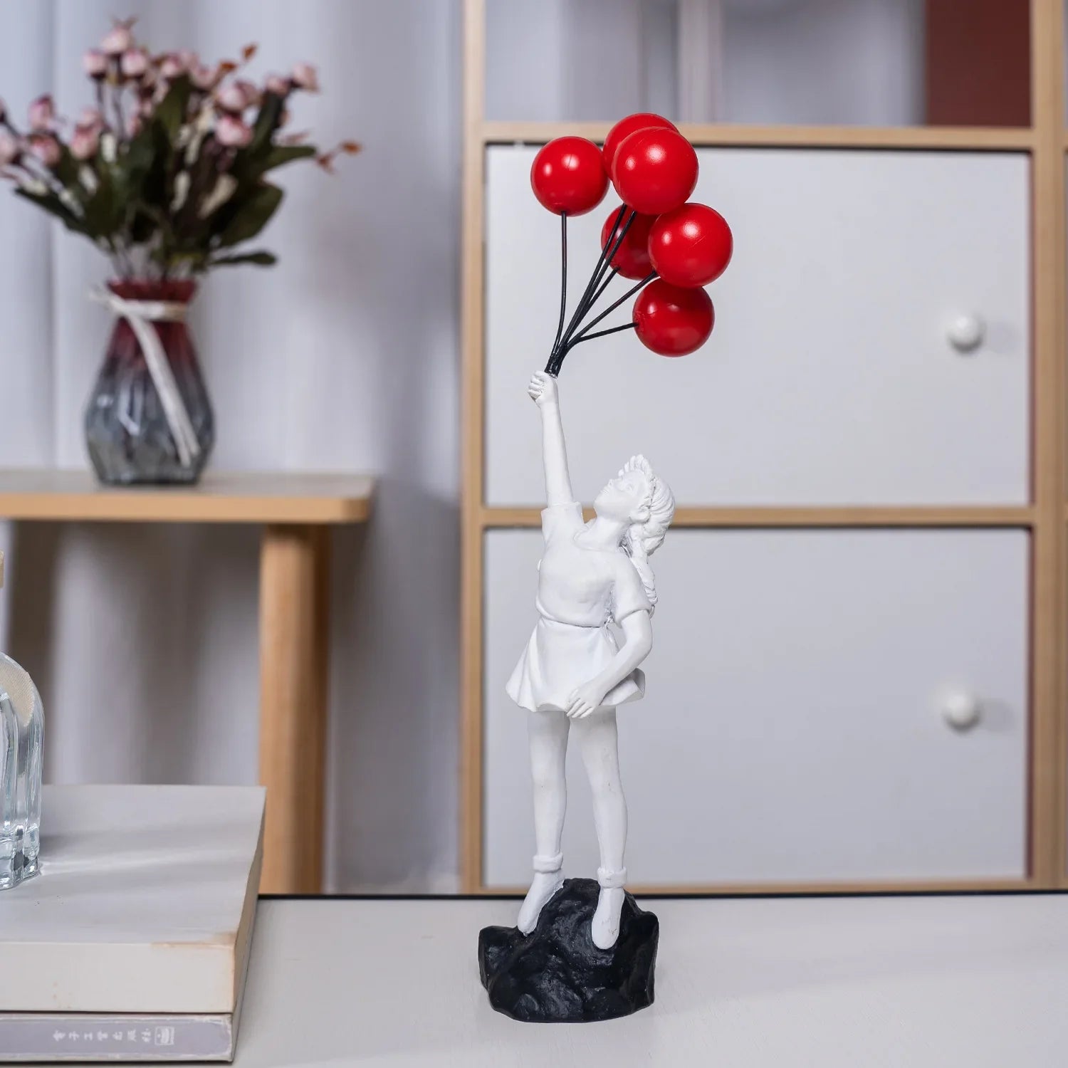 Beloved - Sculptuur van een meisje met een ballon in Banksy-stijl voor tafeldecoraties en creatieve woondecoraties