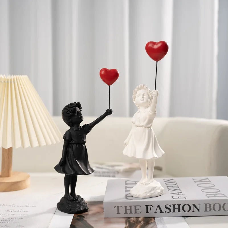 Beloved - Sculptuur van een meisje met een ballon in Banksy-stijl voor tafeldecoraties en creatieve woondecoraties