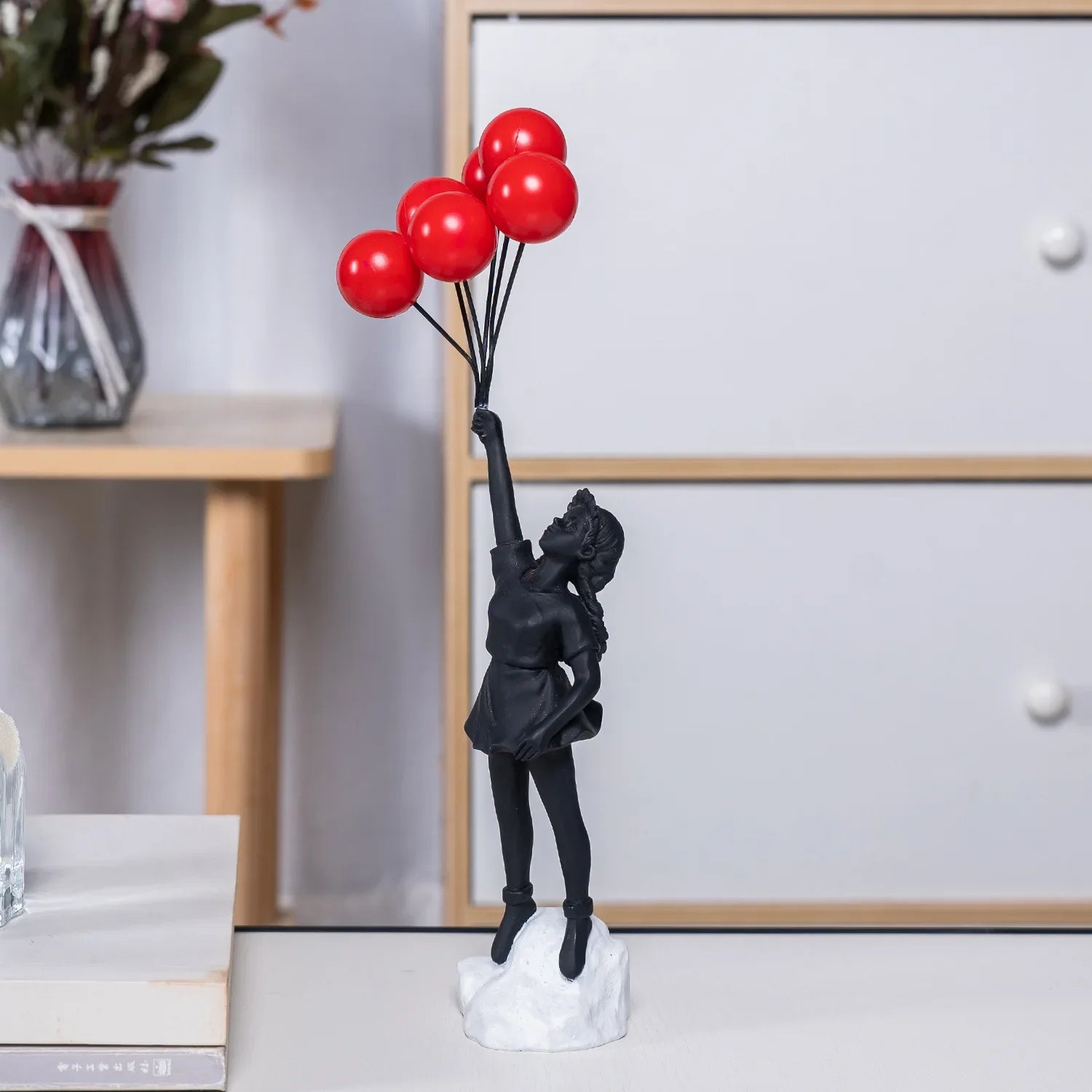 Beloved - Sculptuur van een meisje met een ballon in Banksy-stijl voor tafeldecoraties en creatieve woondecoraties